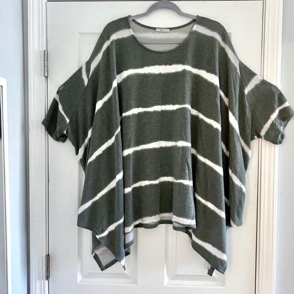 Jodifl Women's Green & White Striped Flowy Poncho Top One Size - Picture 1 of 6